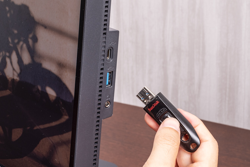 右側面にUSB Type-CとUSB Type-AのUSBポート、ヘッドフォン出力を用意。これもPD2700Uにはなかった装備だ