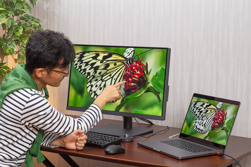 MacBookと接続し、カラーモードを「M-Book」に設定したところ。検証でもかなり近い色味になるのを確認できた