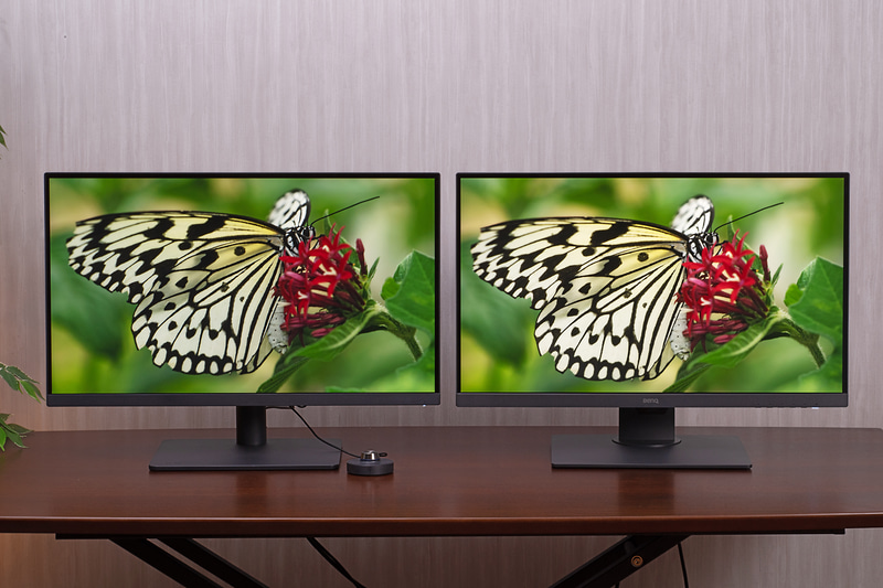 Web用の写真ではやや分かりにくいが、左がPD2705U、右がPD2700U。どちらも色の精度は十分高いものの、PD2705Uのほうがムラが少ないせいか、花びらや蝶の羽の立体感が優れる