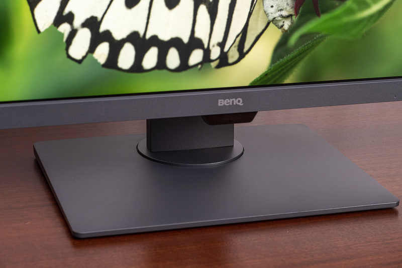 PD2700Uにあった下部のセンサー(写真左)がPD2705Uではなくなり、よりスマートなデザインになったのも変更点だ。台座の回転台部分もスッキリ