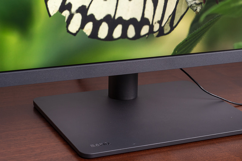 PD2700Uにあった下部のセンサー(写真左)がPD2705Uではなくなり、よりスマートなデザインになったのも変更点だ。台座の回転台部分もスッキリ