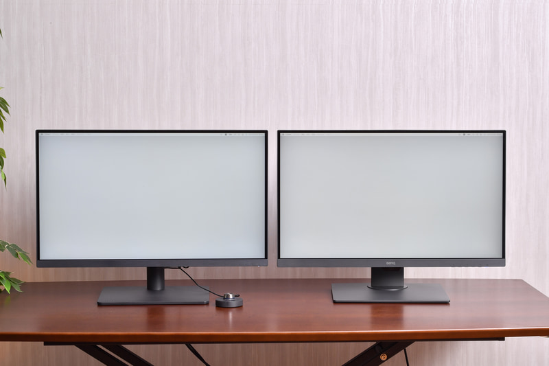 両方グレーを表示すると写真でも分かりやすい。輝度ムラ補正のないPD2700Uは周辺が若干暗くなっている