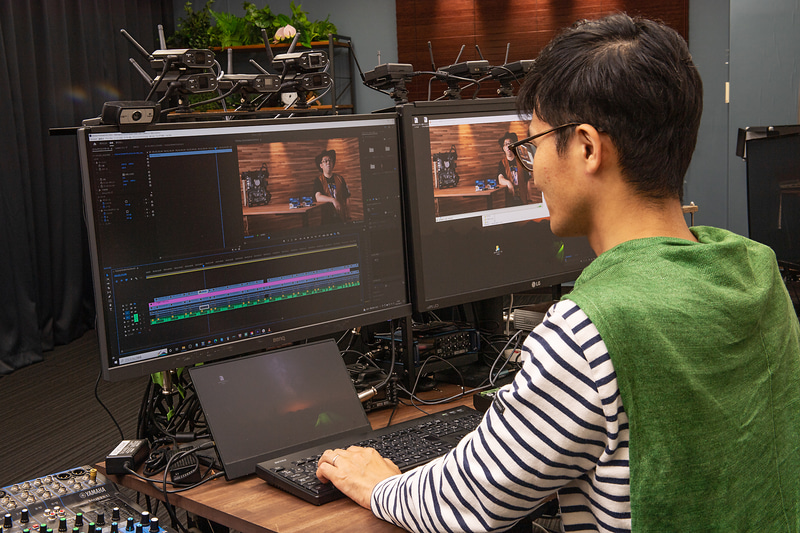 インプレスの映像制作室ではBenQの「PD2700U」を6台導入し、動画の編集や生配信の映像チェック用に使用している