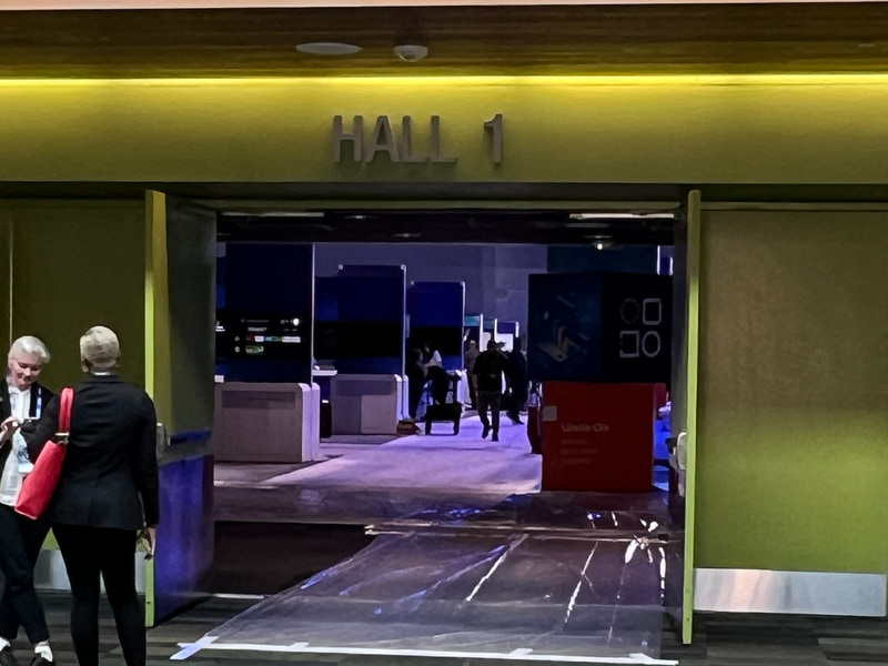 展示会場では設営が行なわれていた