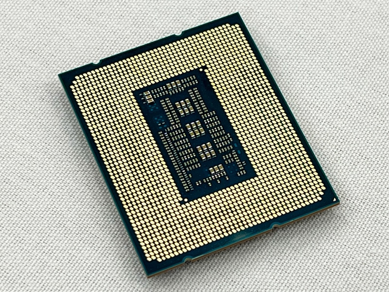 パッケージは前世代と同じLGA1700で、ピン互換になっており、Intel 600シリーズ・チップセットで利用できる