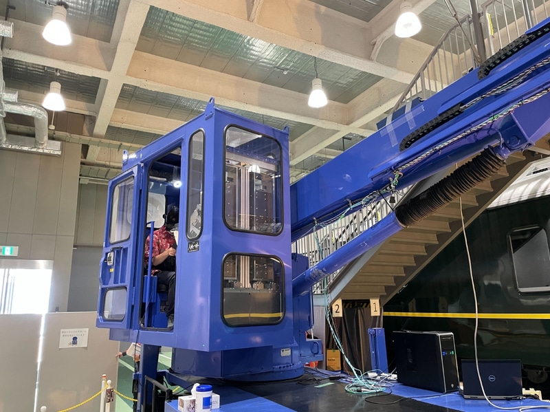 ゆうきまさみ氏も「零式人機」の操作を体験した(写真は人機一体提供)