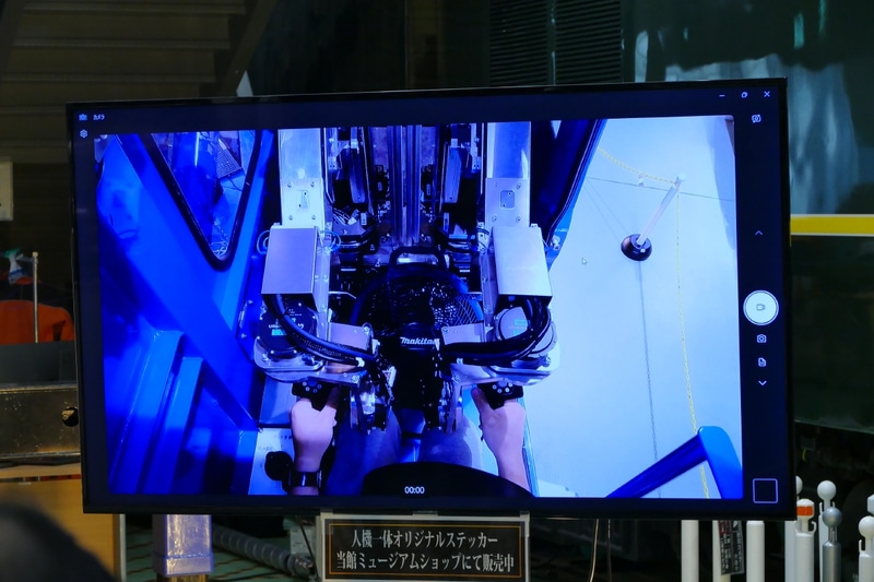 軌陸車内部の操作者の手元の様子