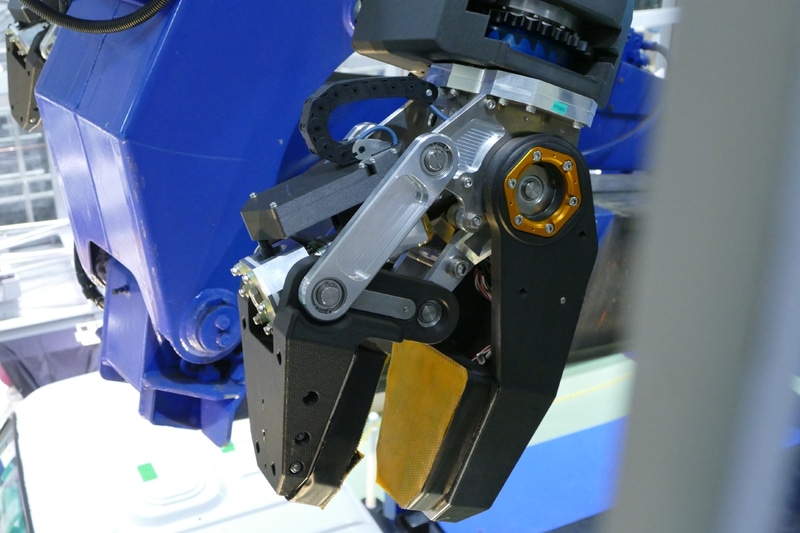 「零式人機」のハンドはグリッパーで、指がない。指をつければできるだろうとのことだったが、なくてもできた