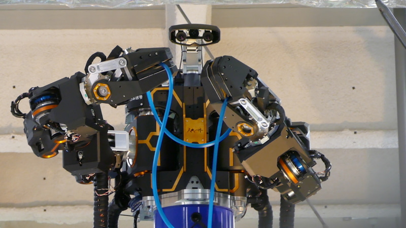 ホースを結ぼうと悪戦苦闘する様子