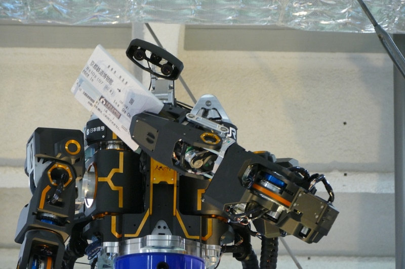 頭部(首)は6自由度あり、結構表情がある