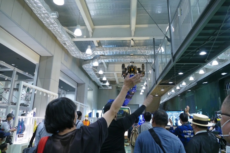 会場の人と手を振り合う「零式人機」