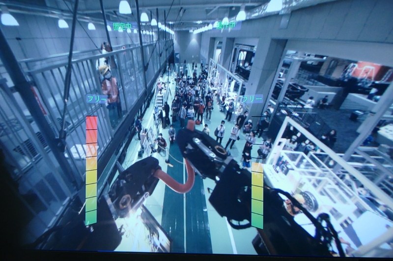 操作者の目線。カラーバーはロボットが出している握力の大きさを示す