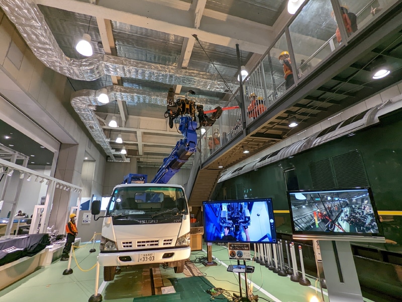 人型ロボットと鉄道工事用車両(軌陸車)を融合させた「零式人機ver.2.0」