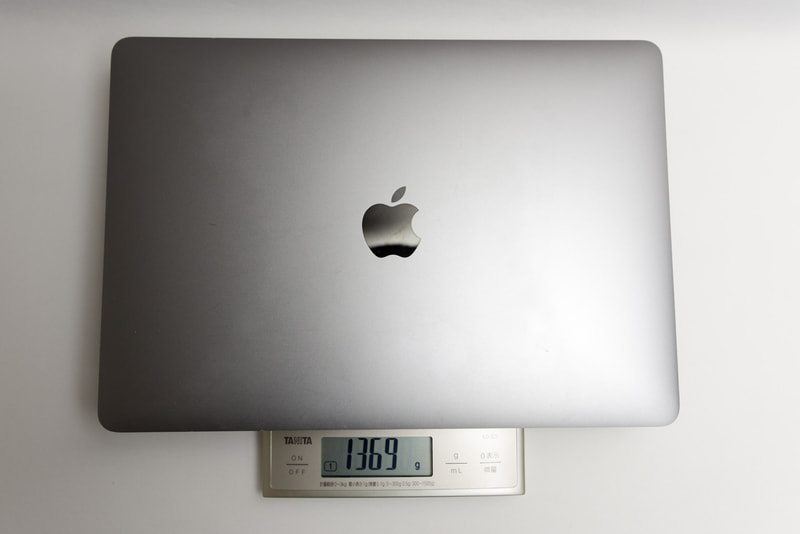 MacBook Proの重量は1369g。ちなみに14型M1 MacBook Proはスペックシート上で1.6kg、13型M2 MaBook Proは1.4kg