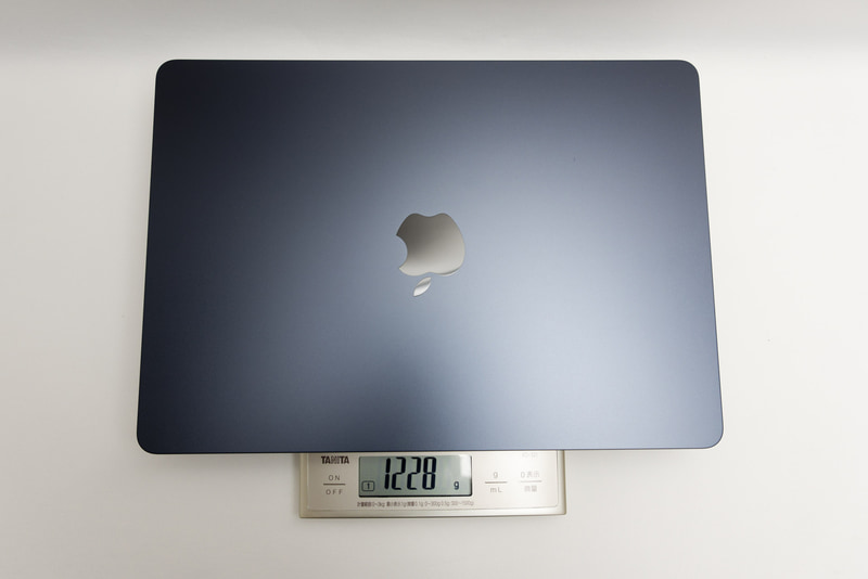 M2 MacBook Airは1228gで100g以上軽くなった