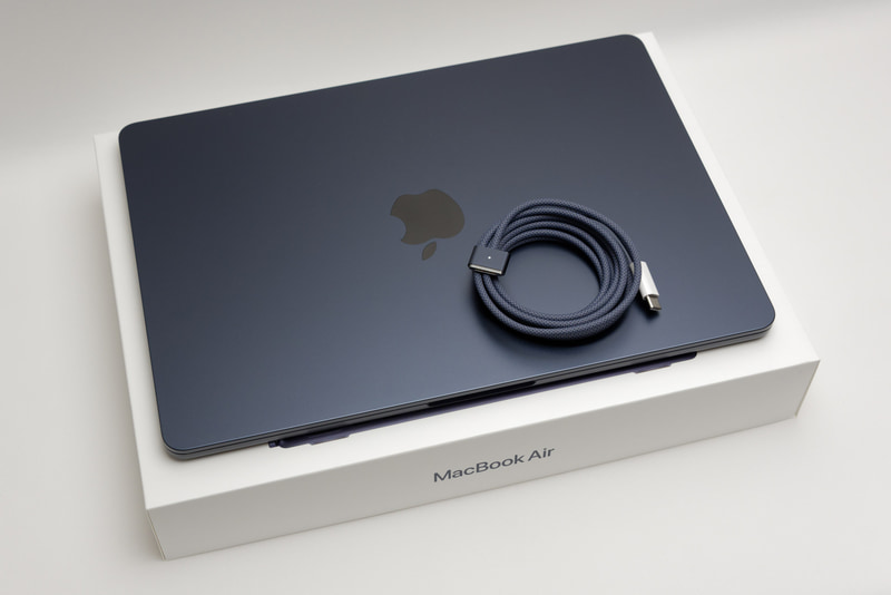 色はミッドナイト