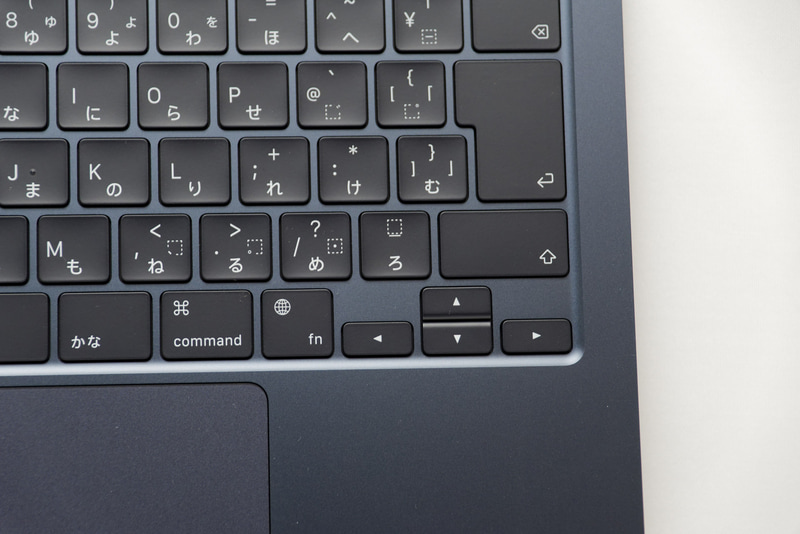 右手前の上下左右キーの違い。MacBook Pro(左)はとにかく誤入力が多かった