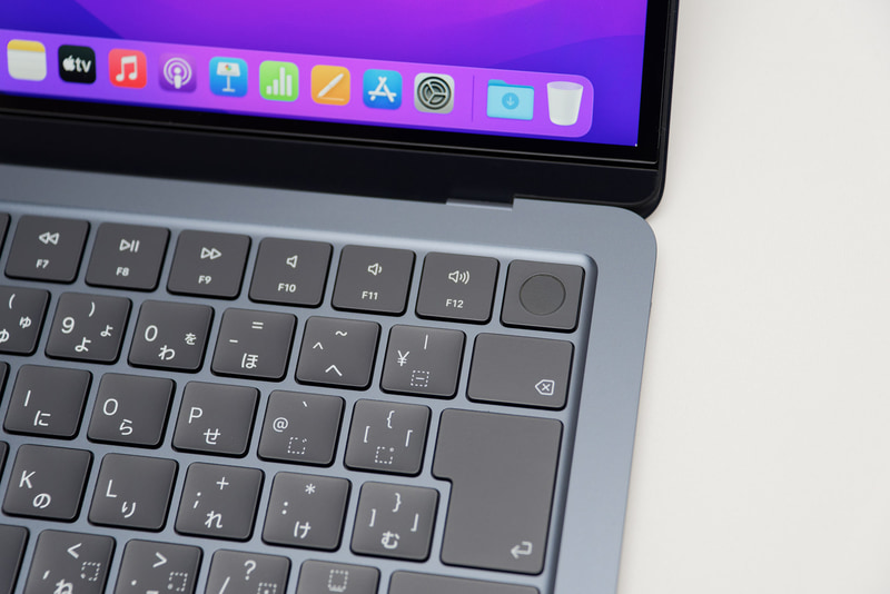 M2 MacBook AirはTouch Barはないが独立した指紋認証センサーでTouch IDに対応する