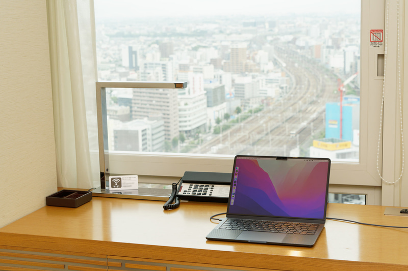 ホテルで作業中の様子