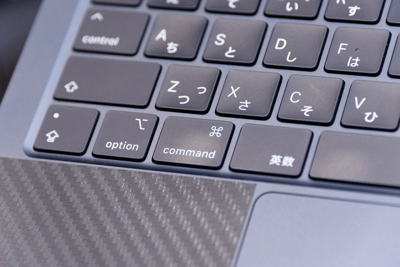 使い続けていくうちに目立ってくるキーボードのテカり。これを抑える方法がないか模索しているところ