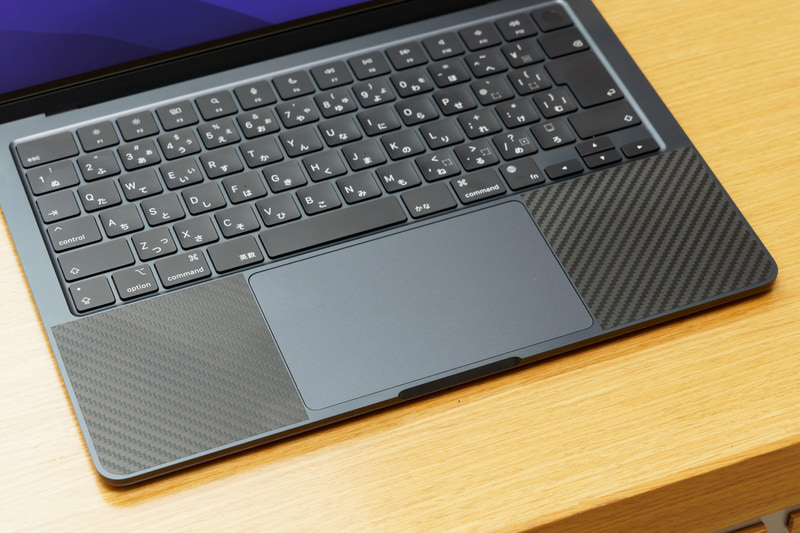 とりあえずパームレスト部分も汚れたりテカったりするので、カーボン調シートをカットして貼り付けた