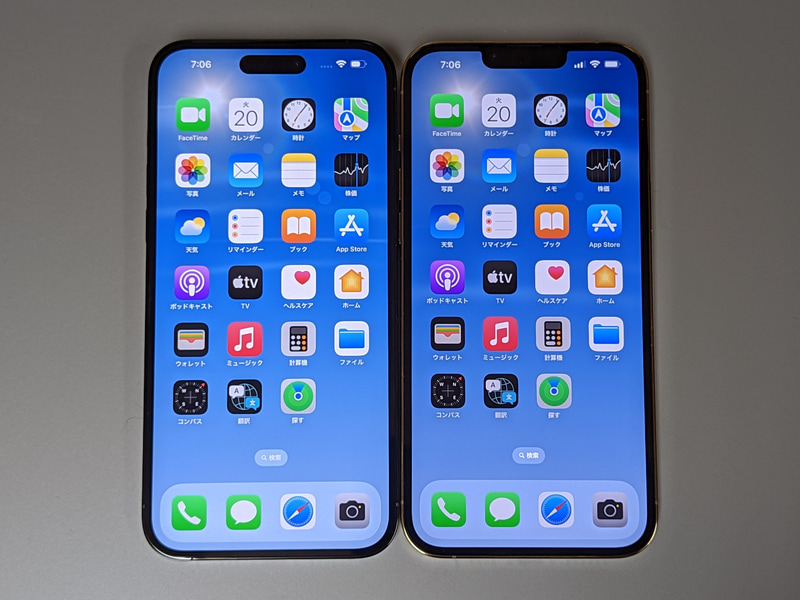 従来のiPhone 13 Pro Max(右)との比較。正面から見ると、画面上部のノッチがベゼルから分離したことが目を引く