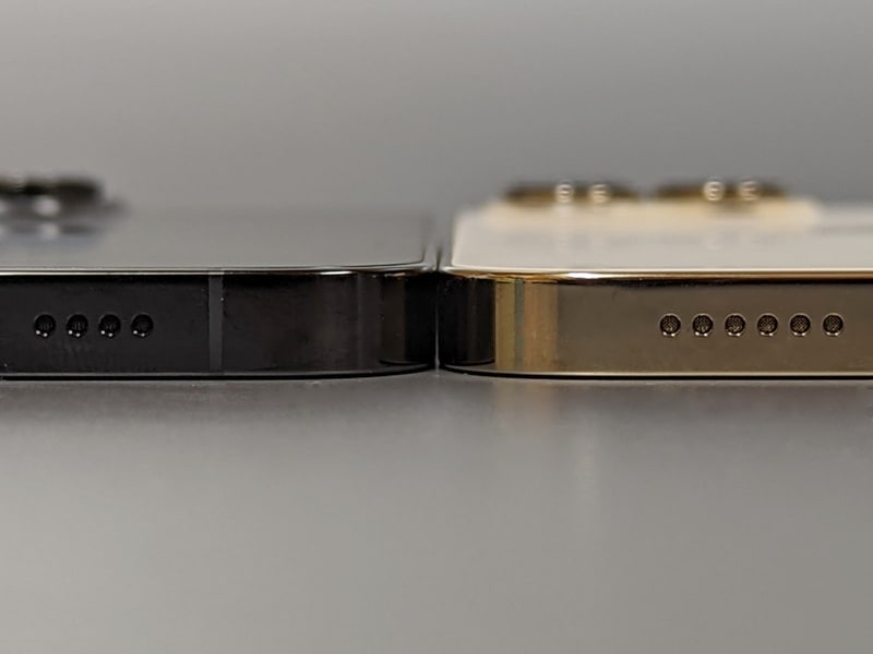 厚みの比較。左が本製品、右が従来のiPhone 13 Pro Max。誤差レベルで違っているのだが(0.2mm増)、体感では全くわからない