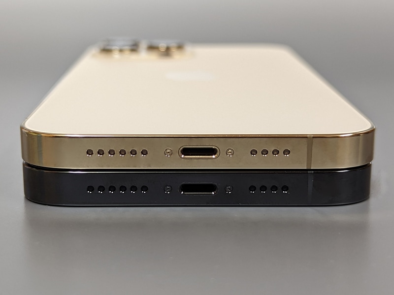 底面のデザインはまったく同一。ポートがLightningなのも変わりはない。次期モデルに期待したいところ