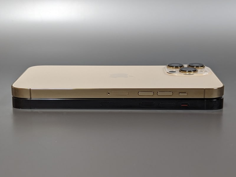 左側面。ボタン類の配置がわずかにずれているため、従来の保護ケースの流用は難しそうだ