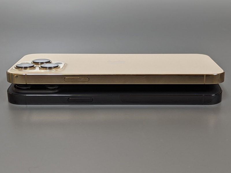 右側面。こちらもやはり電源ボタンの位置がわずかにずれている