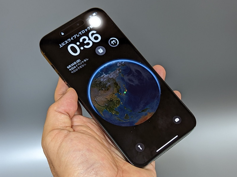 ロック画面のデザインは、従来のiOS 15までとは大きく異なっている。見慣れていない現時点では「あまりiPhoneらしくない」印象