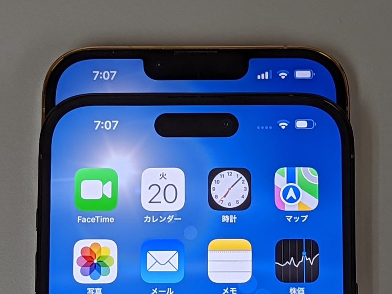 従来モデル(後ろ)と見分けるにはノッチ部を見るのが手っ取り早い。ちなみに前面カメラは新たにオートフォーカスに対応した
