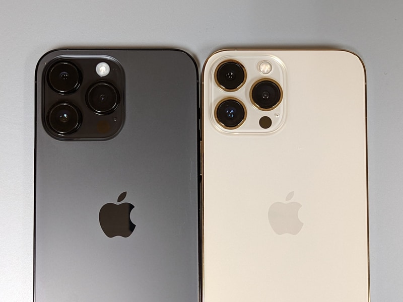 背面のカメラ部も両者を見分ける1つのポイントなのだが、単体で見るとどちらも「デカい」ので、横に並べなければ意外に分からない