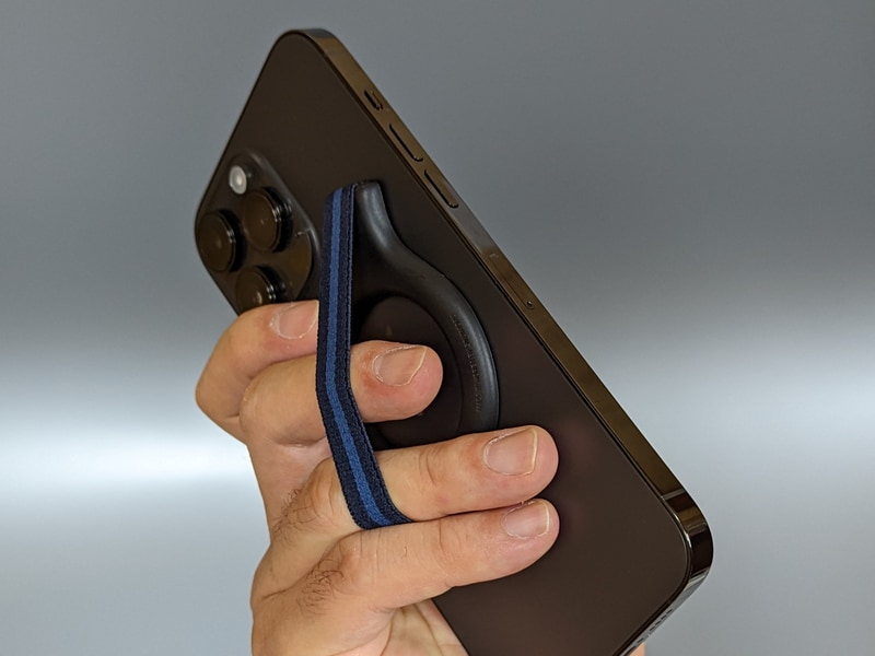 こちらはMagSafeに吸着させるグリップ。ケースなしで使え、こちらも安定性は高い