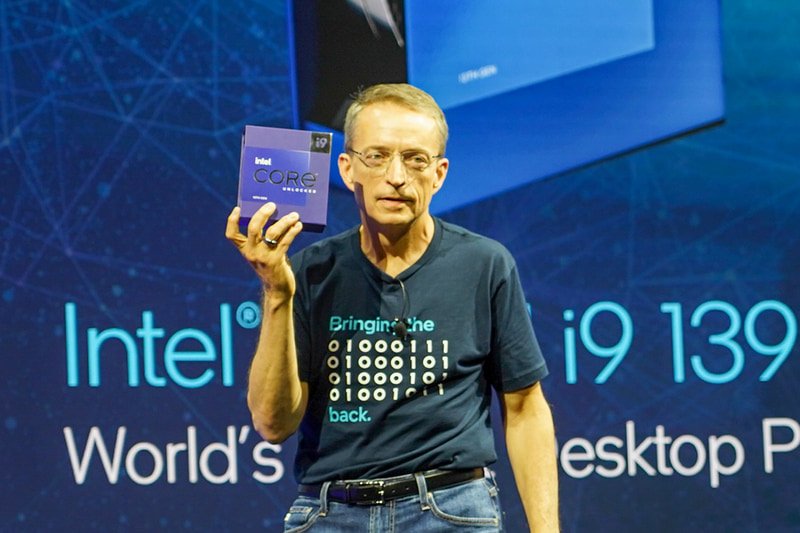第13世代Coreの外箱を持つIntel CEO パット・ゲルシンガー氏