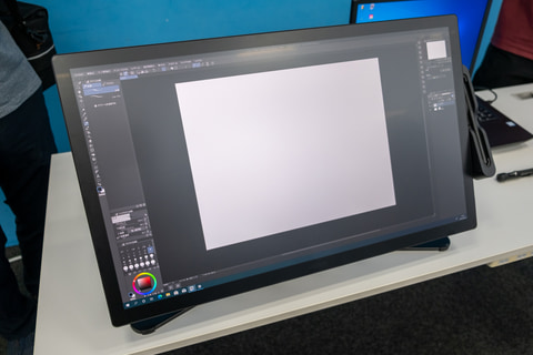 ワコム、カスタムできるペンと120Hz対応液晶で滑らかに描ける26.9型