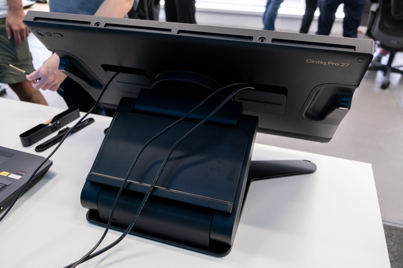 背面。本製品の使用時にはスタンドが必須となる