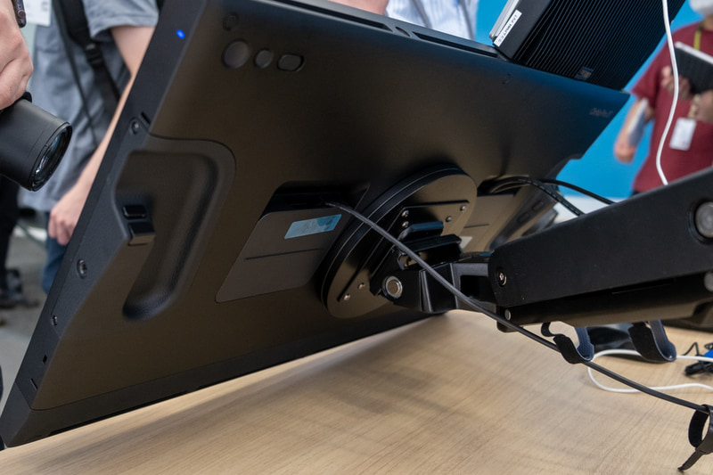 100×100mm VESAマウントを使ったモニターアームへの装着も可能