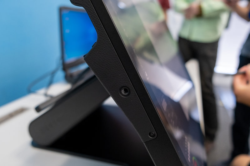 左右側面と上部に1/4インチネジ穴を装備