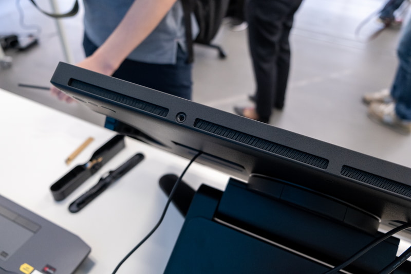 左右側面と上部に1/4インチネジ穴を装備