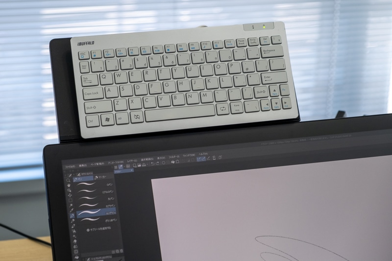 キーボードを置くこともできる別売の拡張テーブル