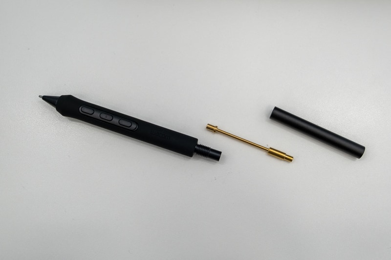 ペンはパーツを組み合わせてカスタムが可能。中央は重心を変える真鍮製のバランスウェイト