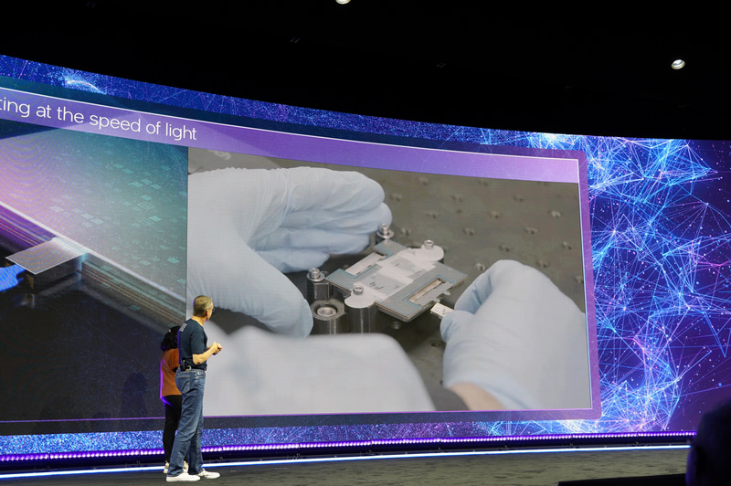 抜き差ししても通信できる様子が公開された