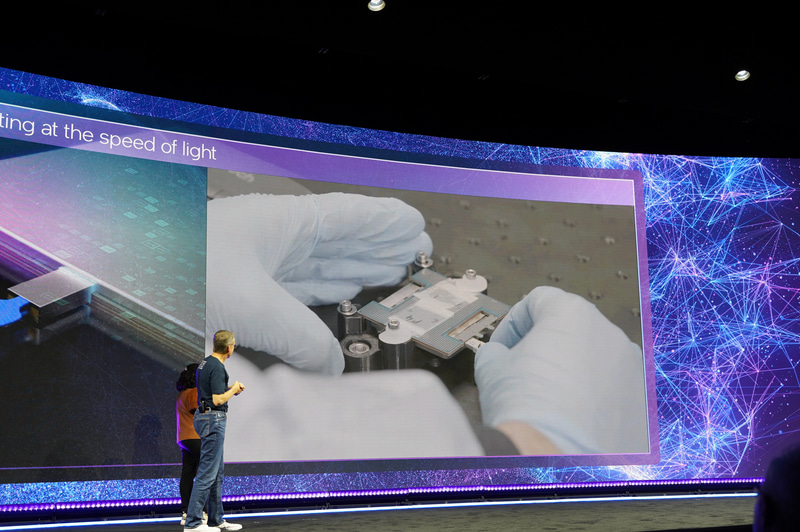 抜き差ししても通信できる様子が公開された