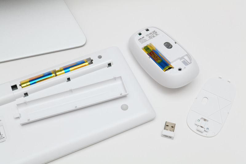 ワイヤレスキーボードは単4形電池2本、ワイヤレスマウスは単3形電池1本を使用。USBドングルはマウス内に収納されている