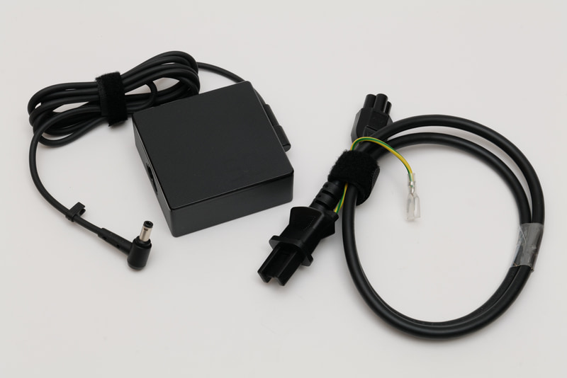 ACアダプタのコード長は実測160cm、電源ケーブルの長さは実測89cm