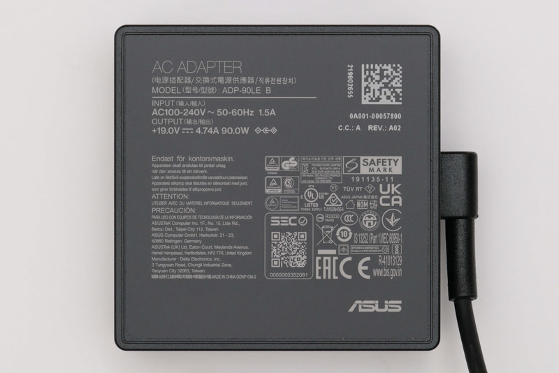 ACアダプタの型番は「ADP-90LE B」。仕様は入力100-240V～1.5A、出力19V/4.74A、容量90W