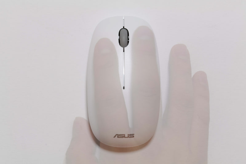 マウスのサイズは実測60×109×31mm前後、重量は実測81.6g。手への収まりはよいが、クリック感がやや固めに感じられた