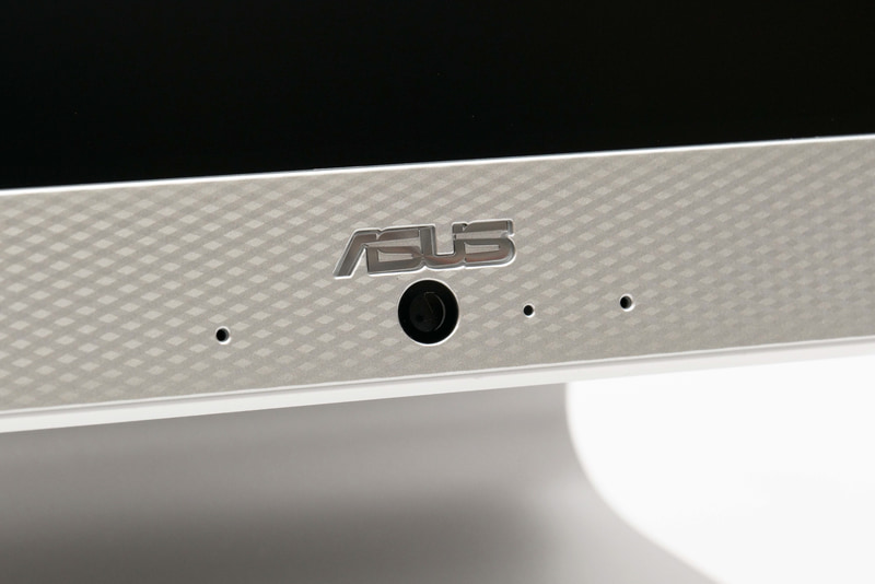 92万画素Webカメラ、アレイマイクはモニター下部に内蔵