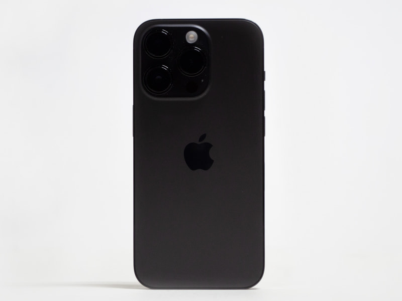 背面。届いたのはスペースブラック。左上にカメラ群